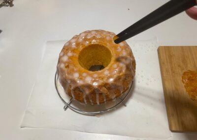 Decora la torta con glassa all'acqua e arancia candita