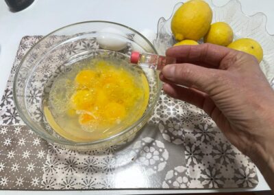 Più una fialetta aroma limone o il succo filtrato di un limone bio