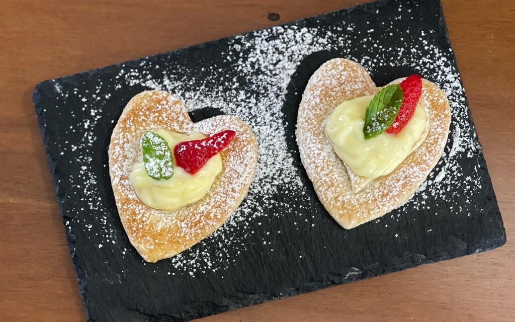 CUORI DI PASTA SFOGLIA CON CREMA PASTICCERA E FRAGOLE