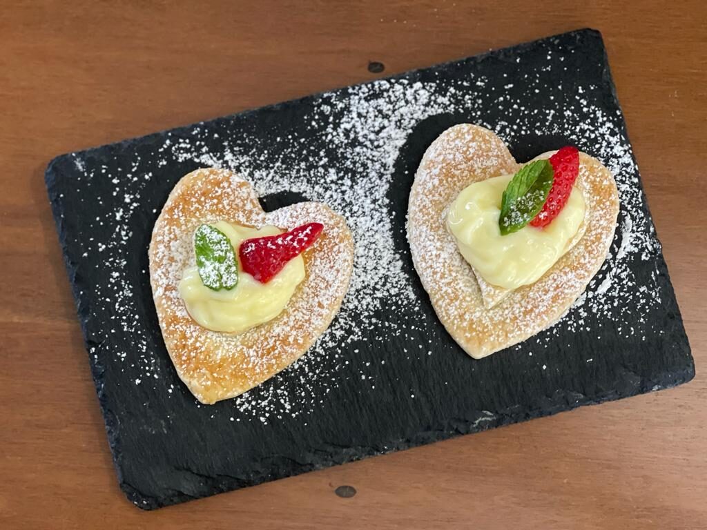 Cuori di pasta sfoglia con crema pasticciera e fragole