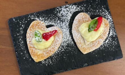 CUORI DI PASTA SFOGLIA CON CREMA PASTICCERA E FRAGOLE