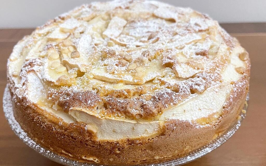 TORTA ALLE MELE CON GOCCE DI CIOCCOLATO BIANCO