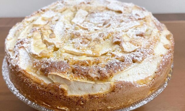 TORTA ALLE MELE CON GOCCE DI CIOCCOLATO BIANCO