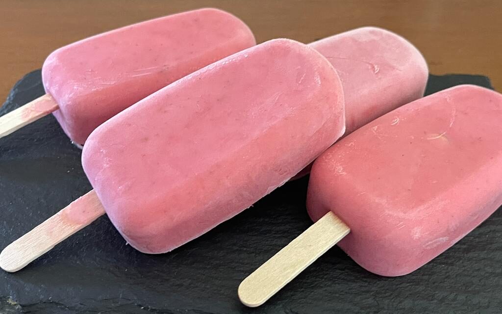 GELATO STECCO CON FRAGOLE FRESCHE E YOGURT ZERO GRASSI Monica In Cucina