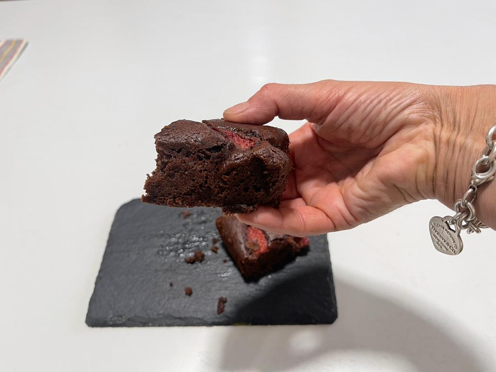 Torta umida quadrata al cioccolato e fragole