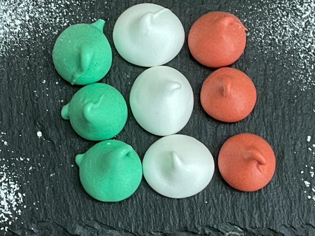 Ciuffetti di meringhe “dei colori della bandiera italiana”