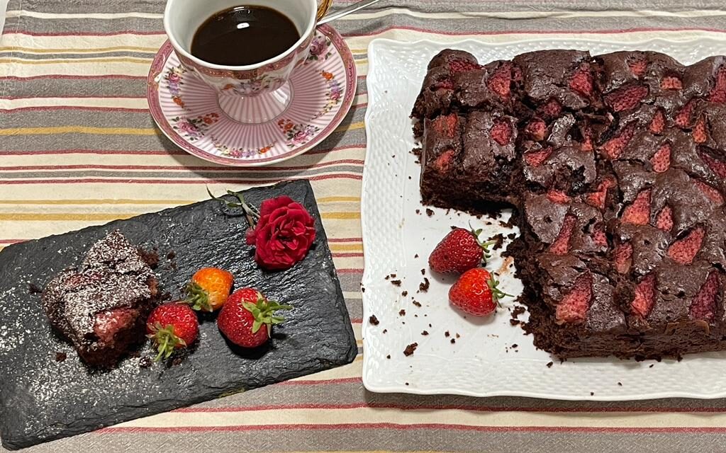 TORTA UMIDA QUADRATA AL CIOCCOLATO E FRAGOLE