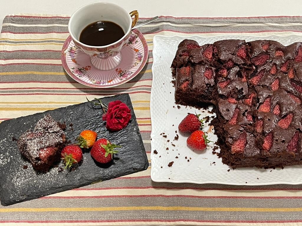 Torta umida quadrata al cioccolato e fragole