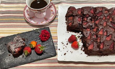 TORTA UMIDA QUADRATA AL CIOCCOLATO E FRAGOLE