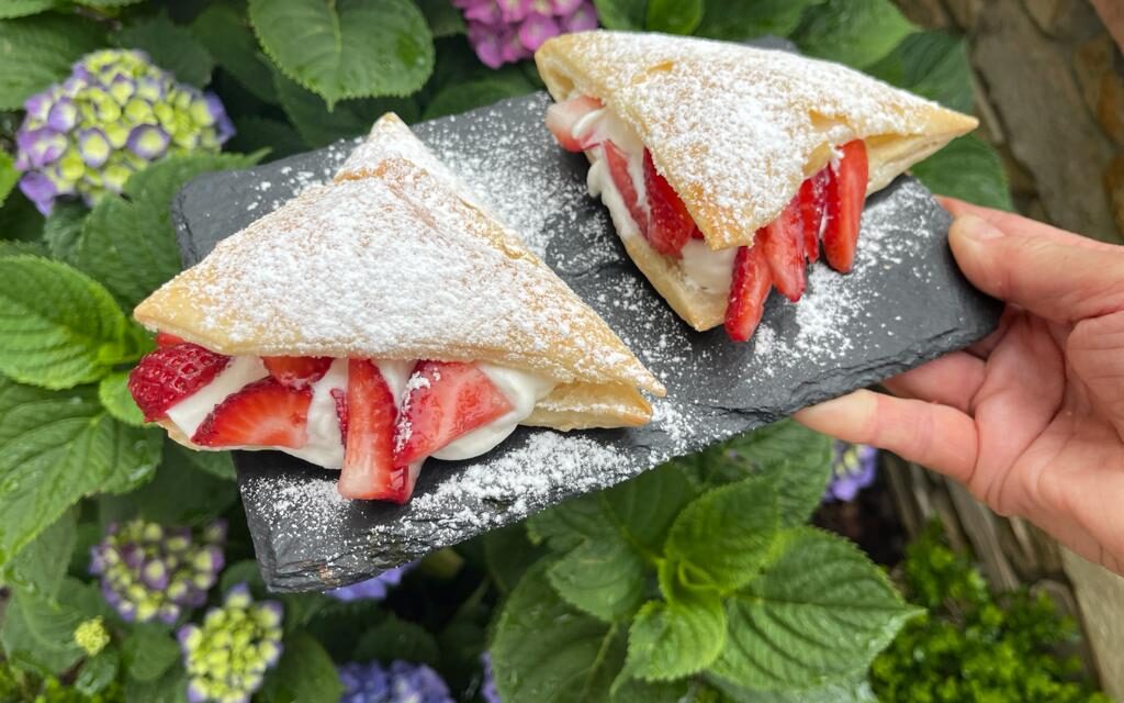 TRIANGOLI DI PASTA SFOGLIA (PRONTA) FARCITI CON PANNA MONTATA E FRAGOLE