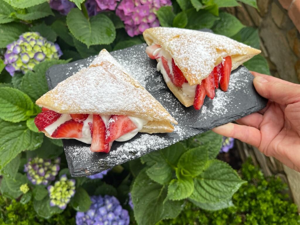 Triangoli di pasta sfoglia (pronta) farciti con panna montata e fragole