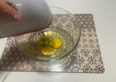 Frulla le uova per alcuni secondi