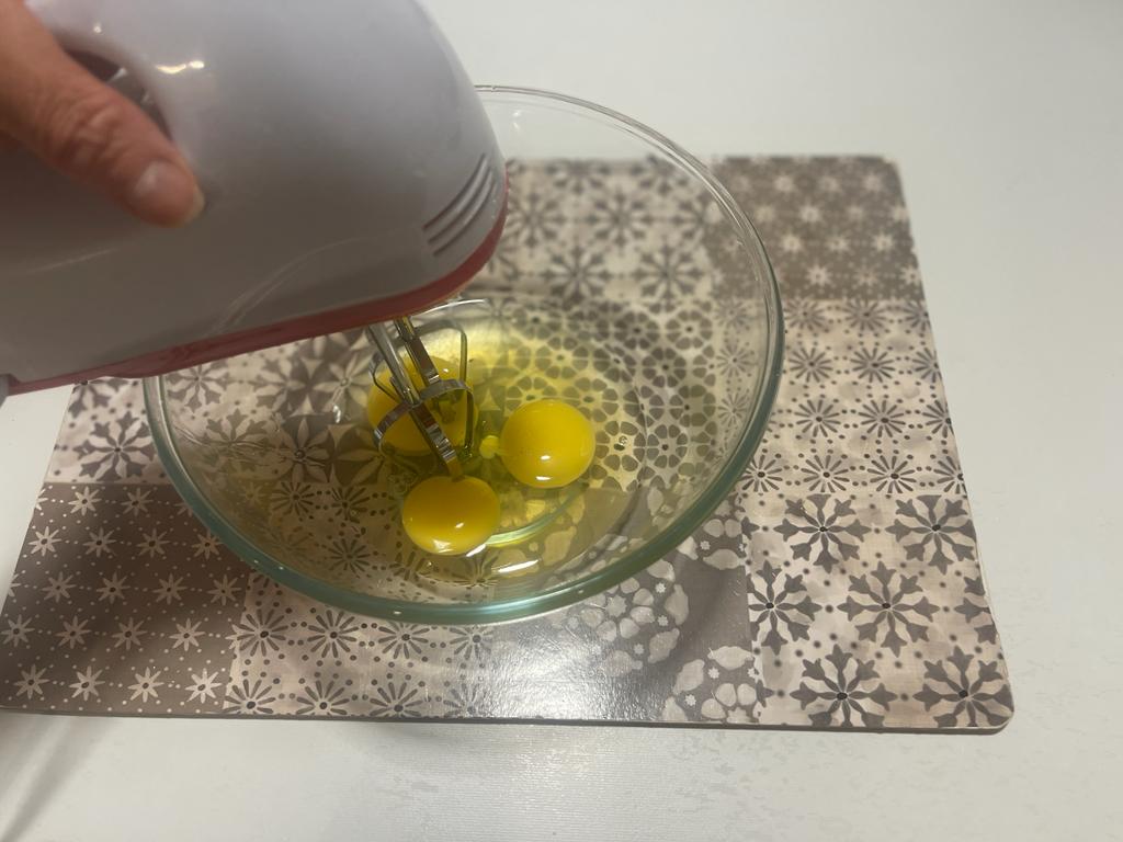 Frulla le uova per alcuni secondi