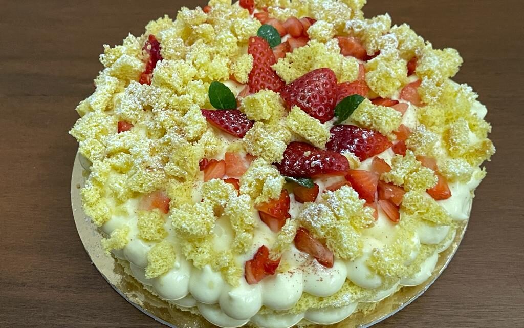 TORTA MIMOSA CON FRAGOLE E CREMA DIPLOMATICA (CON PASTA BISCOTTO)