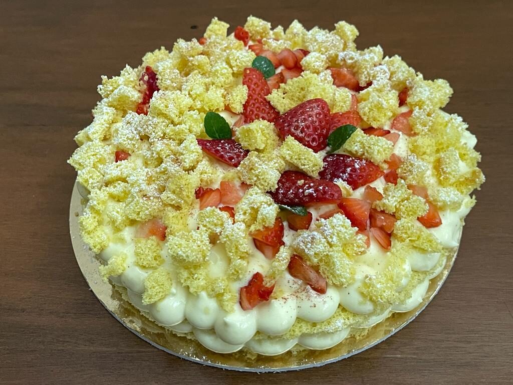 Torta mimosa con fragole e crema diplomatica (con pasta biscotto)