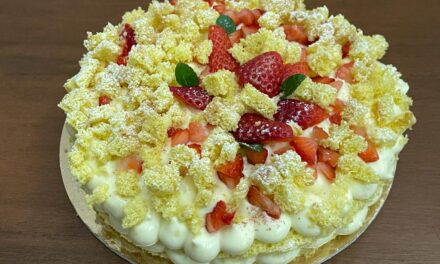 TORTA MIMOSA CON FRAGOLE E CREMA DIPLOMATICA (CON PASTA BISCOTTO)