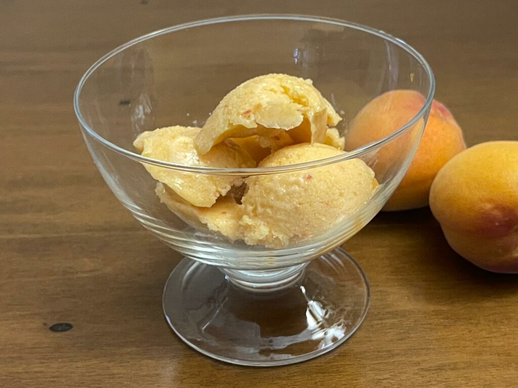 gelato con albicocche fresche e latte di soia