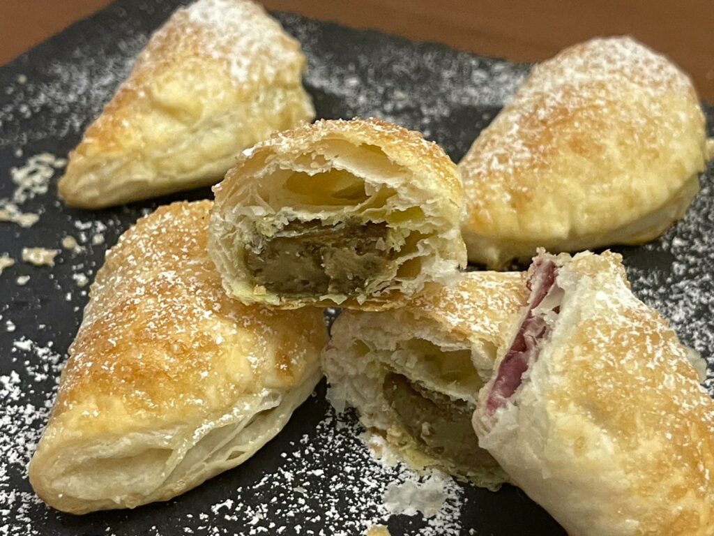 Mezzelune di pasta sfoglia farcite con confettura e crema al pistacchio (ricetta facilissima)