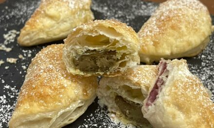 Mezzelune di pasta sfoglia farcite con confettura e crema al pistacchio (ricetta facilissima)